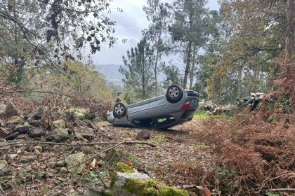 Carro capotado arcos de Valdevez