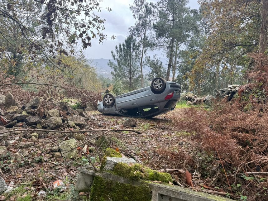 Arcos de Valdevez: Despiste deixa idoso ferido em Souto e Tabaçô Carro capotado arcos de Valdevez