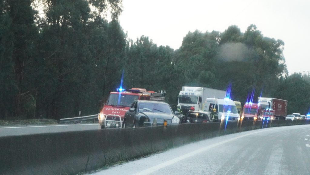 Esposende: Granizo na A28. Choque em cadeia resulta em quatro feridos (vídeo) acidente na A28 em Esposende granizo - 14