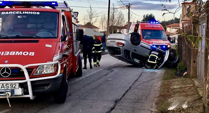 Barcelos: Capotamento em Alvelos deixa ferido ligeiro e condiciona EN306 barcelos alvelos En306 acidente