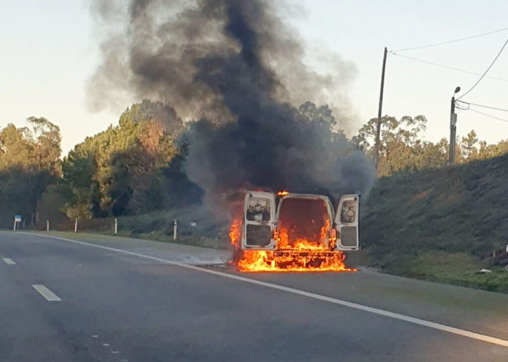 Barcelos: Viatura destruída pelas chamas na A11 (vídeo) carrinha arde A11 barcelos