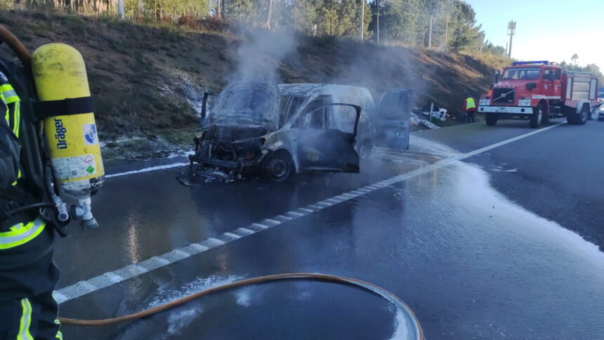 Barcelos: Viatura destruída pelas chamas na A11 (vídeo) carrinha arde barcelos a11