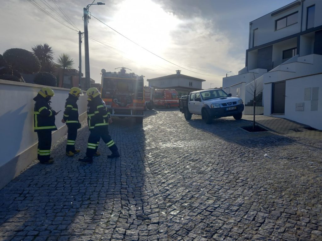 Barcelos: Explosão numa casa em Alvelos provoca dois feridos. Um em estado grave explosao alvelos barcelos no distrito de braga bombeiros e gnr no local - 1 (1)