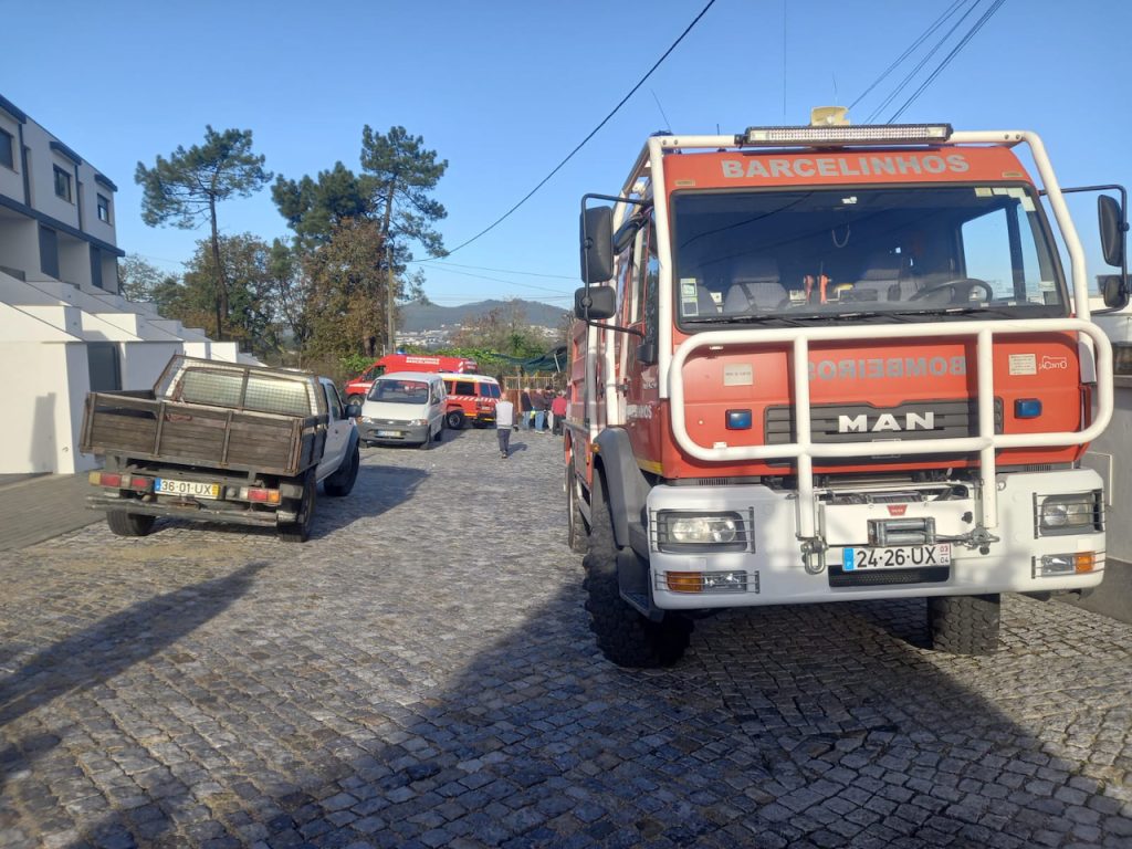 Barcelos: Explosão numa casa em Alvelos provoca dois feridos. Um em estado grave explosao alvelos barcelos no distrito de braga bombeiros e gnr no local 3