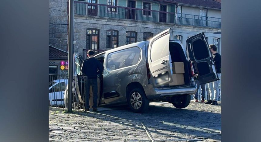 Guimarães: Nova viatura apanhada a descer escadas nas Taipas guimaraes carro taipas
