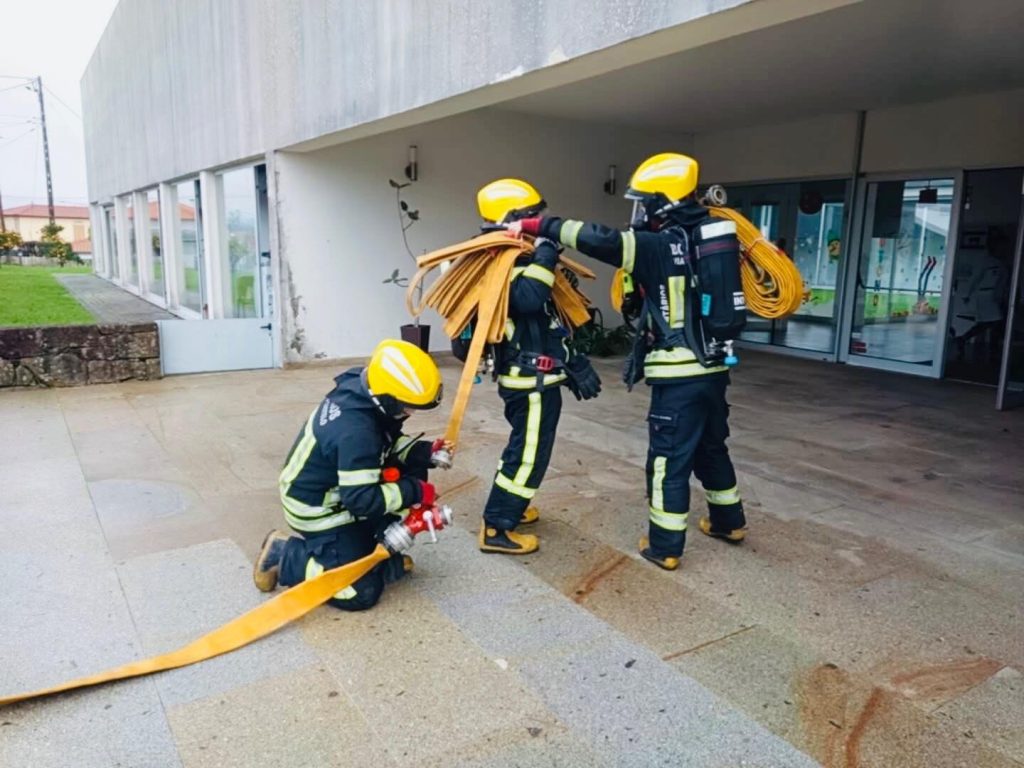Viana: Simulacro põe à prova resposta a incêndio no Centro Social Paroquial de Deão simulacro deao voluntarios de viana 12