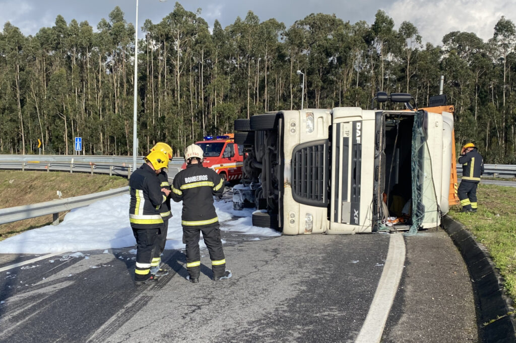 Esposende: Capotamento de camião no nó da A28 faz um ferido (vídeo) Acidente A28 esposende camiao capota - 3