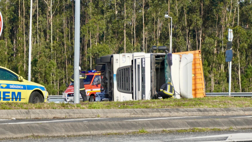 Esposende: Capotamento de camião no nó da A28 faz um ferido (vídeo) Acidente A28 esposende camiao capota - 8