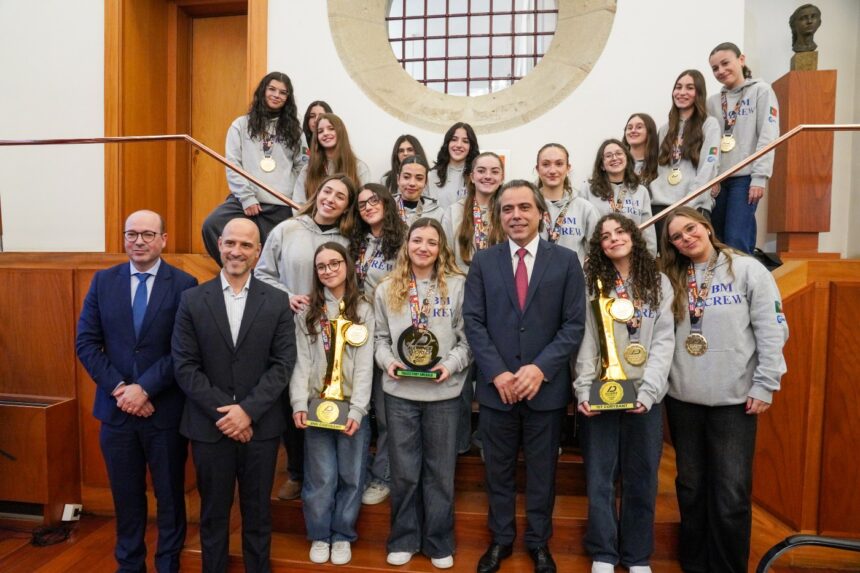 Desporto: Guimarães homenageia campeãs mundiais de Kickboxing e Dança Guimarães Ricardo Araújo homenageia campeãs mundiais de Kickboxing e Dança