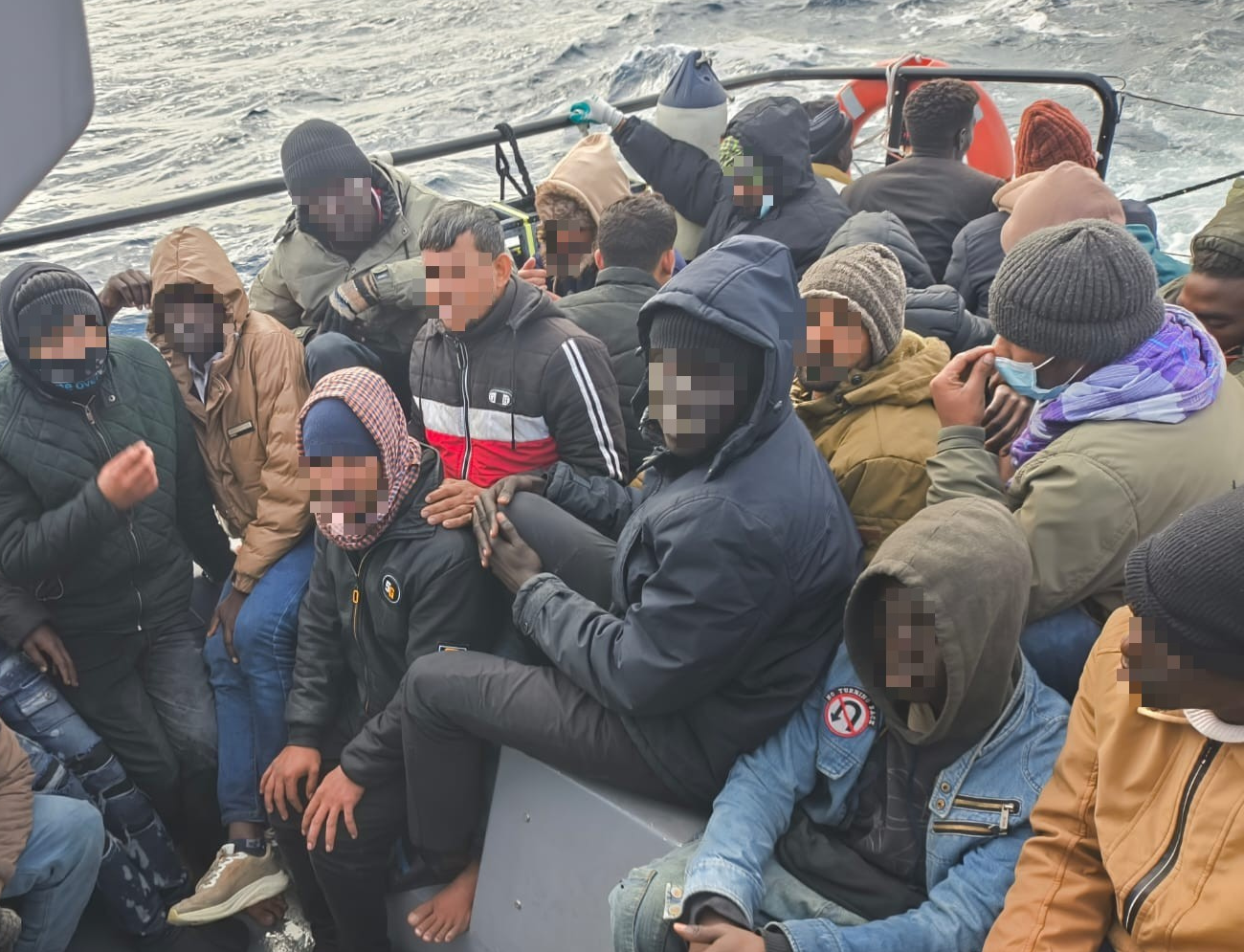 Policia Maritima resgata 32 migrantes junto a Gavdos 1