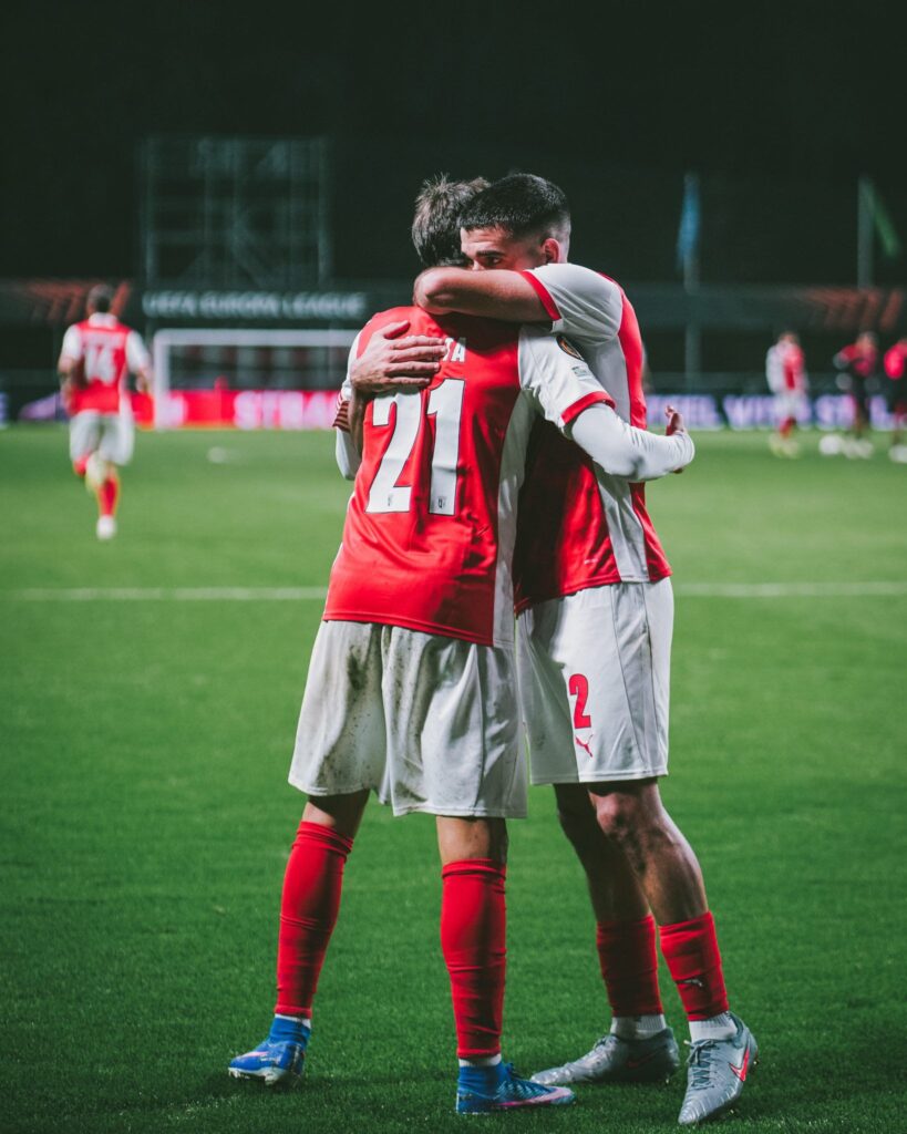 Futebol: Hornicek vestiu a pele de Robin para Horta tornar Yales "fora da lei" SC Braga NOTTINGhAM