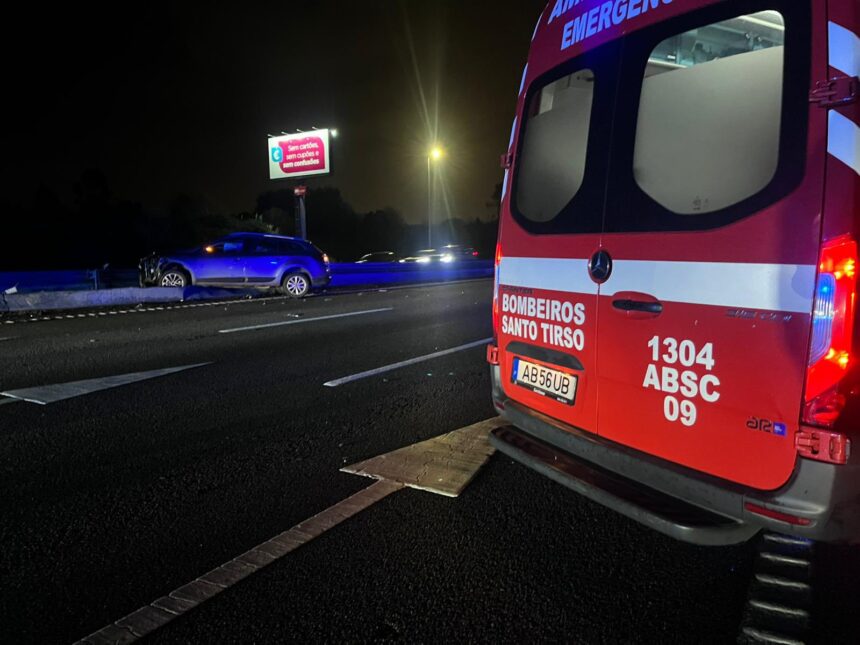 A3: Acidente provoca dois feridos e condiciona trânsito no sentido Braga–Porto Santo tirso A3 acidente bombeiros