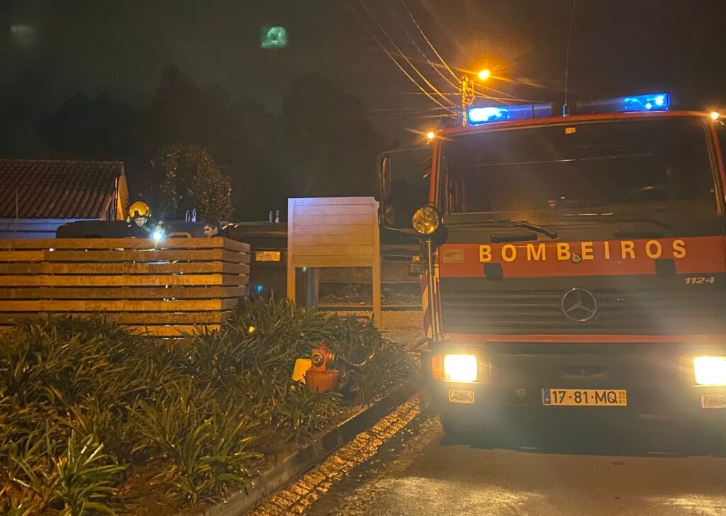 Esposende: (vídeo) Incêndios em contentores mobilizam bombeiros em Antas e Marinhas Bombeiros de Esposende