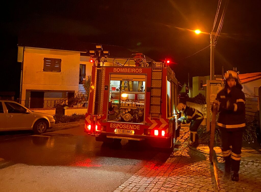 Esposende: (vídeo) Incêndios em contentores mobilizam bombeiros em Antas e Marinhas Bombeiros esposende incendio contentores