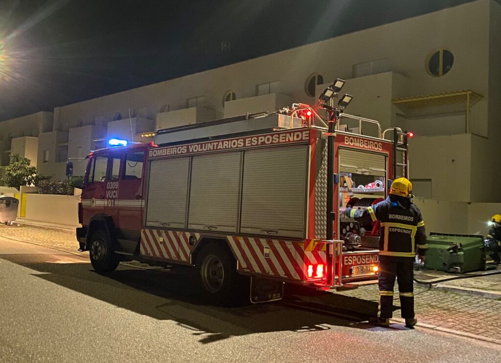 Esposende: (vídeo) Incêndios em contentores mobilizam bombeiros em Antas e Marinhas Bombeiros esposende incendio contentores