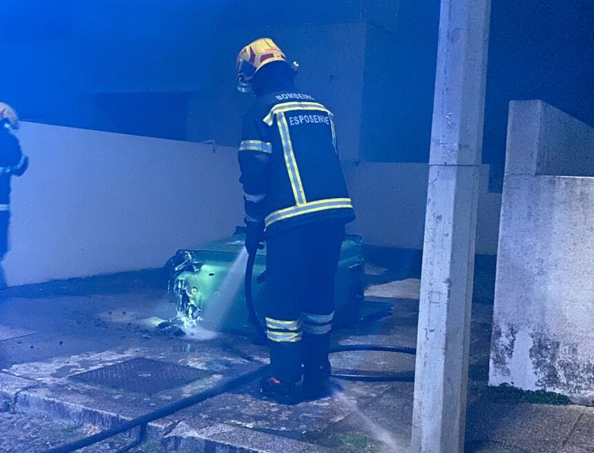 Esposende: (vídeo) Incêndios em contentores mobilizam bombeiros em Antas e Marinhas Bombeiros esposende