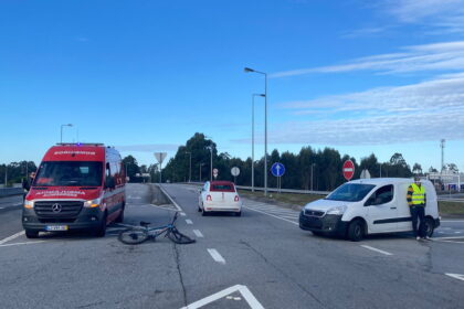 acidente a envolver bicicleta e viatura ligeira no nó A28 em Esposende - 1