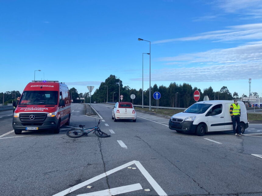 Esposende: (vídeo) Um ferido após colisão entre automóvel e bicicleta no nó da A28 acidente a envolver bicicleta e viatura ligeira no nó A28 em Esposende - 1
