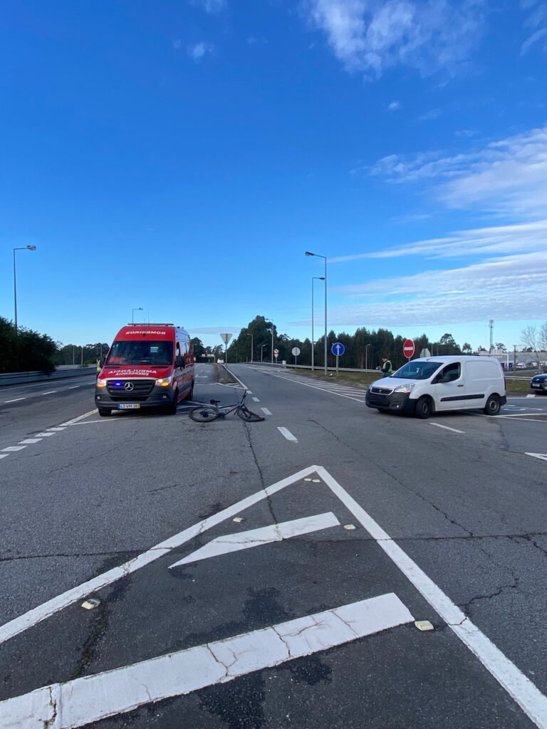 Esposende: (vídeo) Um ferido após colisão entre automóvel e bicicleta no nó da A28 Acidente Esposende no A28