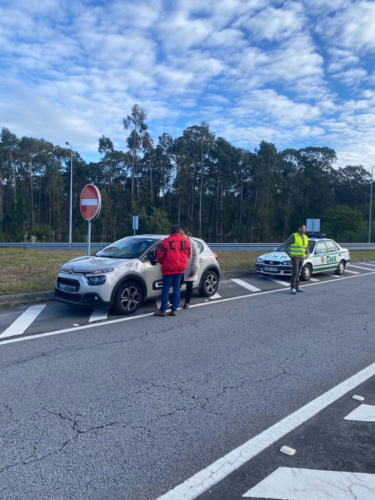 Esposende: (vídeo) Um ferido após colisão entre automóvel e bicicleta no nó da A28 Acidente Esposende no A28