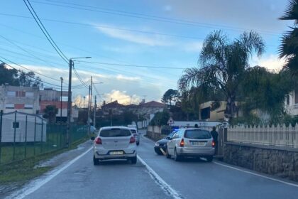 Um acidente de viação ocorrido esta sexta-feira, na Estrada Nacional 205 (EN205), causou condicionamentos no trânsito na freguesia de Ucha