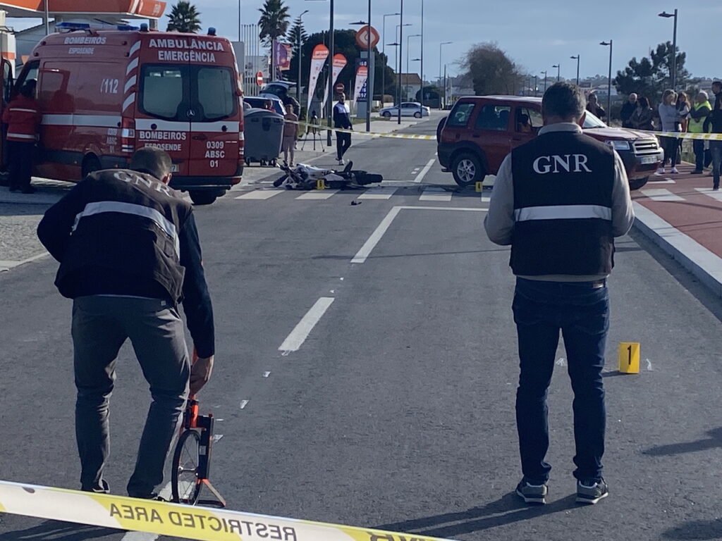 Esposende: Um morto após colisão entre mota e carro acidente mortal esposende mota com carro - 2