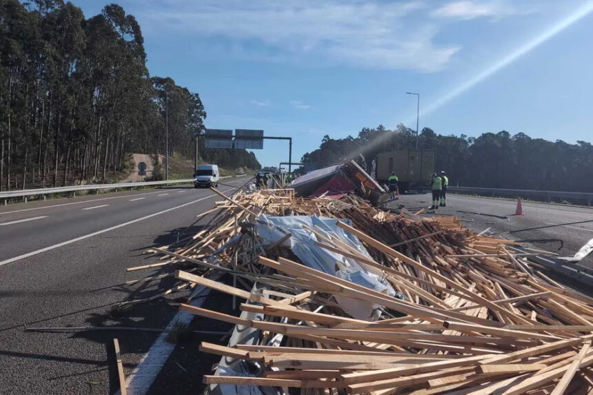 A17: (vídeo) Motorista de camião morre após despiste. Trânsito condicionado acidente morto aveiro A17 ocorrencias - 1