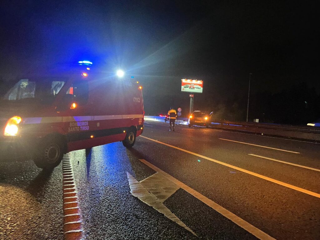 A3: Acidente provoca dois feridos e condiciona trânsito no sentido Braga–Porto Santo tirso A3 acidente bombeiros