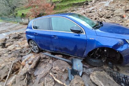 arcos-de-valdevez-Derrocada atinge carro e corta EN202-2 em Sistelo_00