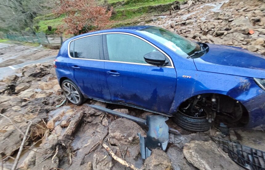 Arcos de Valdevez: Derrocada atinge carro e corta EN202-2 em Sistelo arcos-de-valdevez-Derrocada atinge carro e corta EN202-2 em Sistelo_00