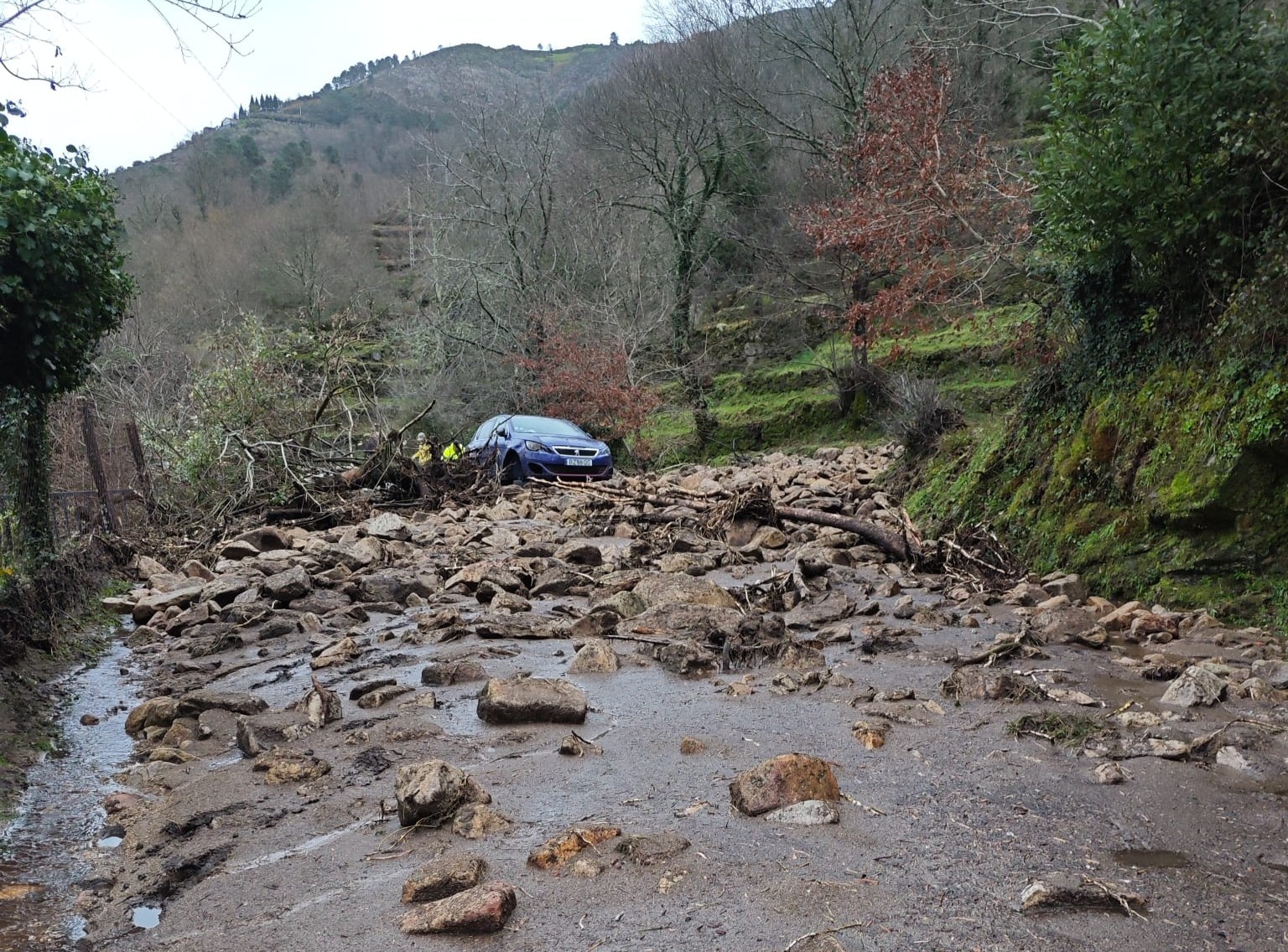 Arcos de Valdevez: Derrocada atinge carro e corta EN202-2 em Sistelo arcos de valdevez Derrocada atinge carro e corta EN202 2 em Sistelo 02