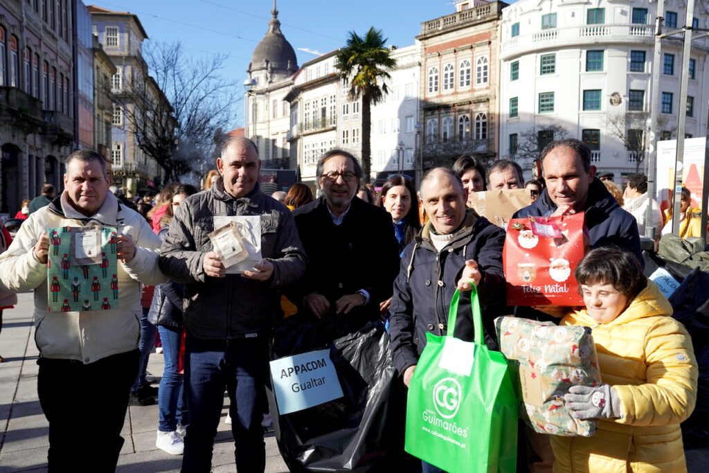 Braga: “Árvore dos Sonhos” entrega 163 presentes a crianças de instituições locais arvore dos sonhos braga altino bessa 3