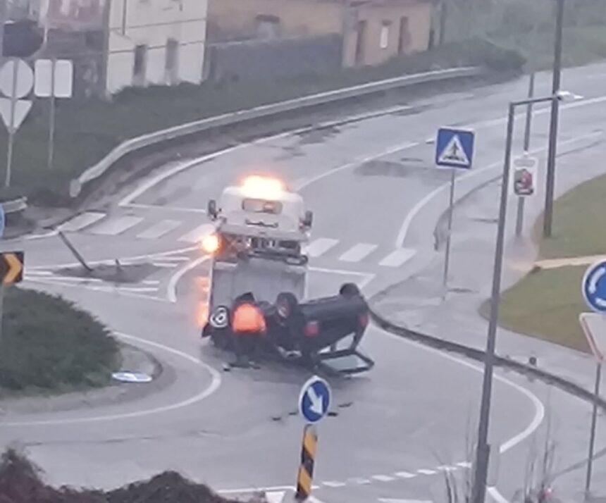 Viana: Bombeiros limparam via após despiste na EN13 capotamento na Areosa viana