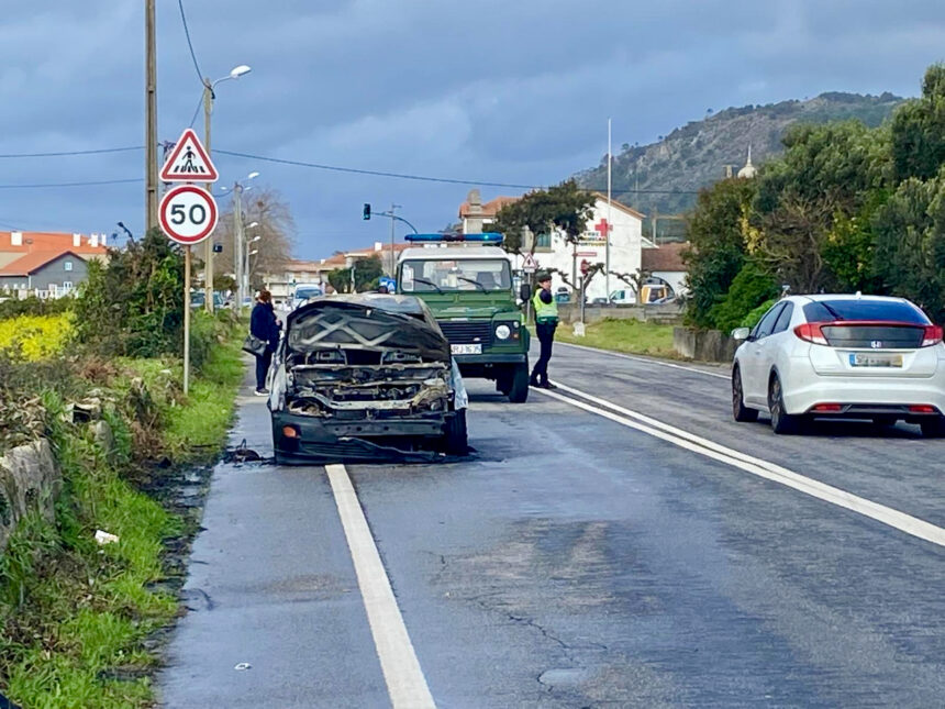 Esposende: (vídeo) Carro consumido pelas chamas na EN13 carro arde na EN13 marinhas esposende - 1