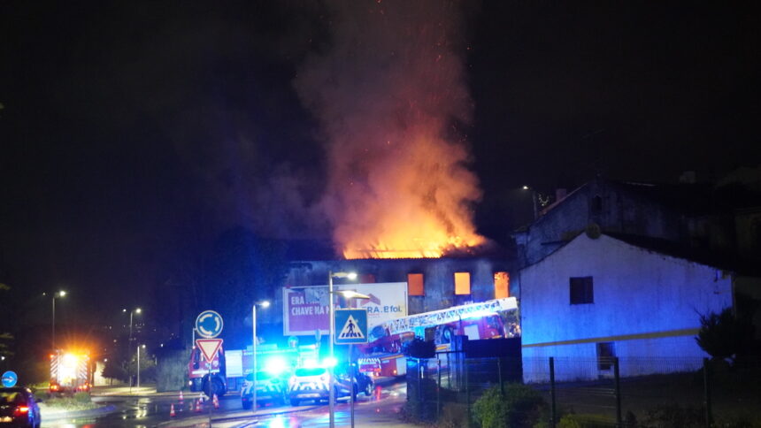 Braga: (vídeo) Casa devoluta arde por completo em Lamaçães incêndio em Braga Lamaçães bombeiros casa devoluta - 1