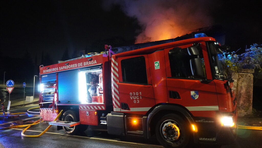 Braga: (vídeo) Casa devoluta arde por completo em Lamaçães incêndio em Braga Lamaçães bombeiros casa devoluta - 27