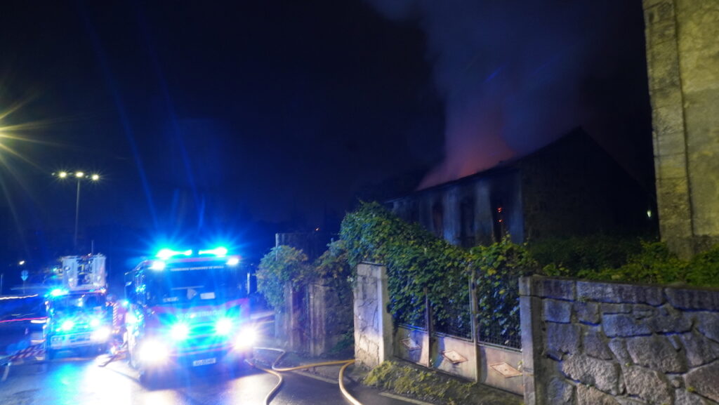 Braga: (vídeo) Casa devoluta arde por completo em Lamaçães incêndio em Braga Lamaçães bombeiros casa devoluta - 27