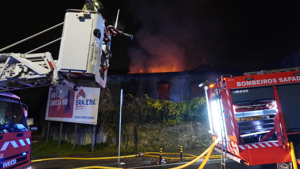 Braga: (vídeo) Casa devoluta arde por completo em Lamaçães incêndio em Braga Lamaçães bombeiros casa devoluta - 27