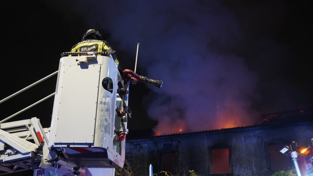Braga: (vídeo) Casa devoluta arde por completo em Lamaçães incêndio em Braga Lamaçães bombeiros casa devoluta - 27