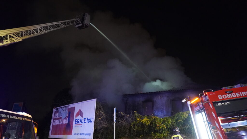 Braga: (vídeo) Casa devoluta arde por completo em Lamaçães incêndio em Braga Lamaçães bombeiros casa devoluta - 27