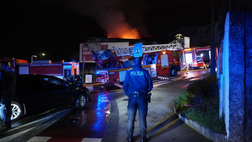 Braga: (vídeo) Casa devoluta arde por completo em Lamaçães incêndio em Braga Lamaçães bombeiros casa devoluta - 27
