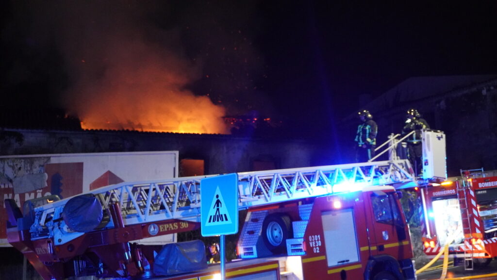 Braga: (vídeo) Casa devoluta arde por completo em Lamaçães incêndio em Braga Lamaçães bombeiros casa devoluta - 27