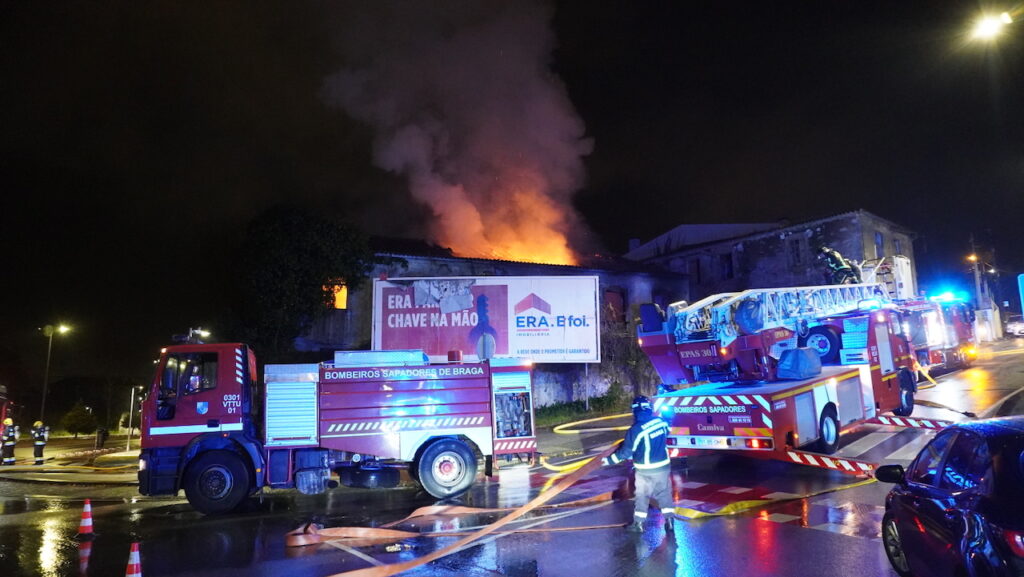 Braga: (vídeo) Casa devoluta arde por completo em Lamaçães incêndio em Braga Lamaçães bombeiros casa devoluta - 27