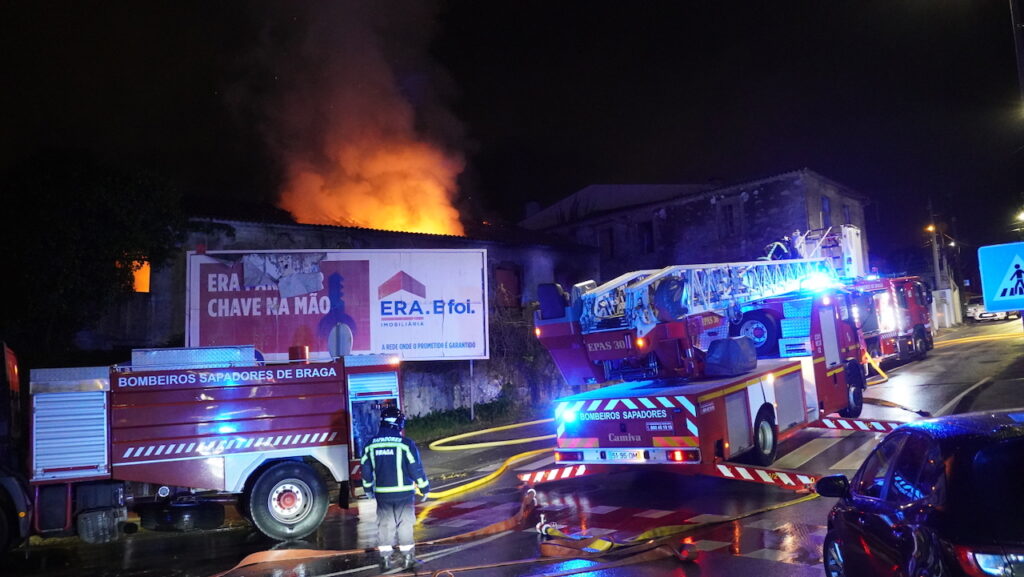 Braga: (vídeo) Casa devoluta arde por completo em Lamaçães incêndio em Braga Lamaçães bombeiros casa devoluta - 27