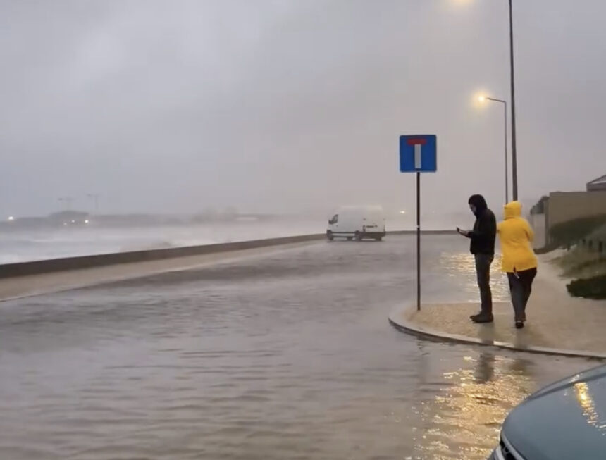 Vila do Conde: (vídeo) Mau tempo transforma marginal em rio na praia de Árvore ingrid vila do conde mau tempo