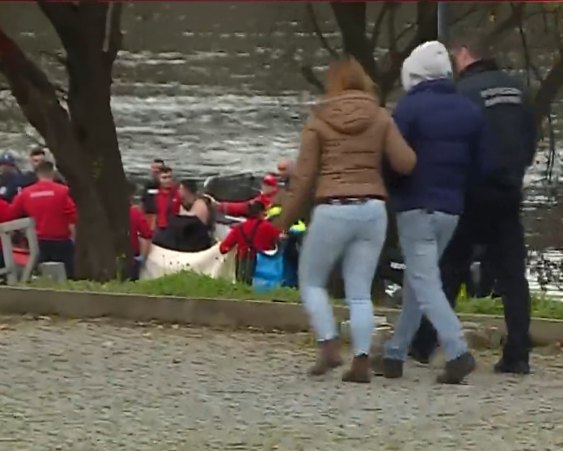 Carro cai à água em Mesão Frio. Há um morto carro cai agua rio douro mesao frio