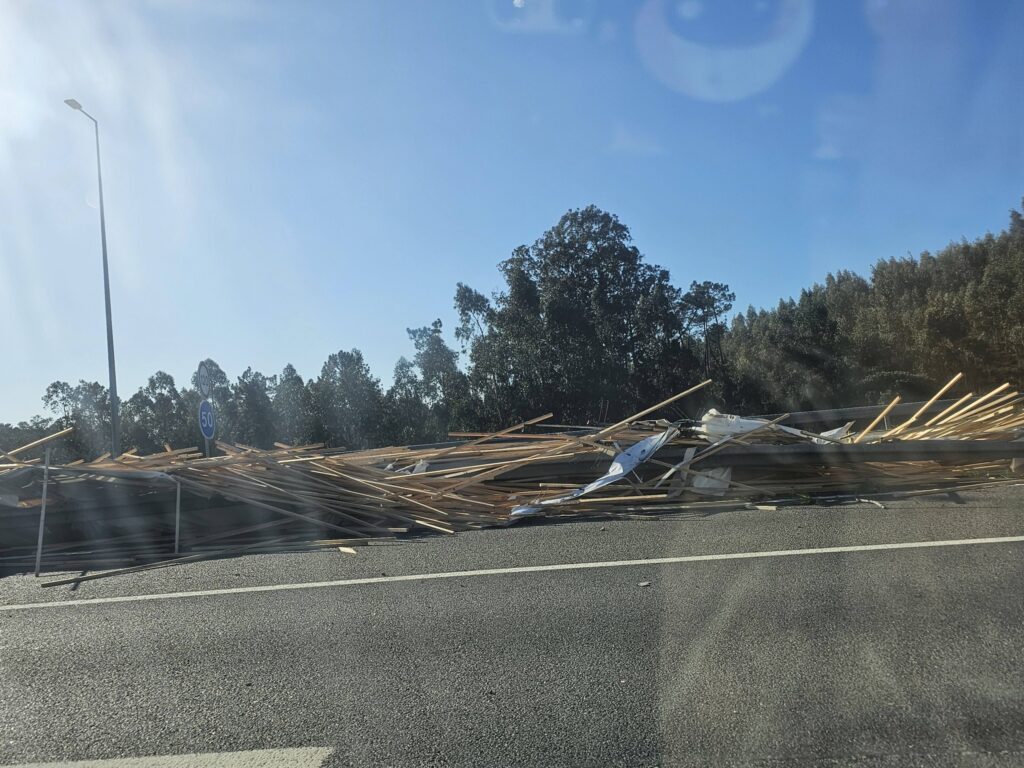 A17: (vídeo) Motorista de camião morre após despiste. Trânsito condicionado acidente morto aveiro A17 ocorrencias - 1