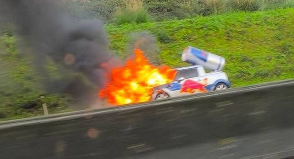 carro red bull arde a3
