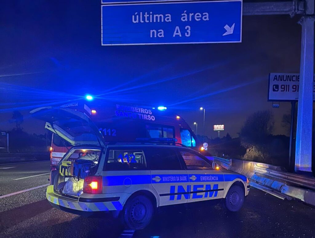 A3: Acidente provoca dois feridos e condiciona trânsito no sentido Braga–Porto Santo tirso A3 acidente bombeiros