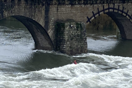 surfar onda estatica ponte medieval barcelos aguas bravas - 1